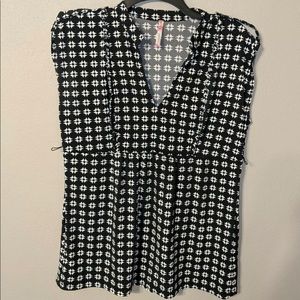 6 Degrees Women's Casual sleeveless black and white Blouse Size XL.